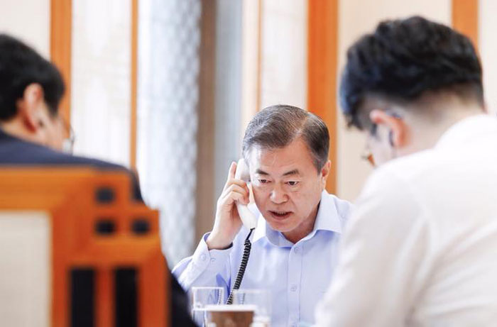 President Moon Jae-in talks with U.S. President Donald Trump on the morning of May 20 to discuss recent announcements from Pyeongyang. (Cheong Wa Dae Facebook)