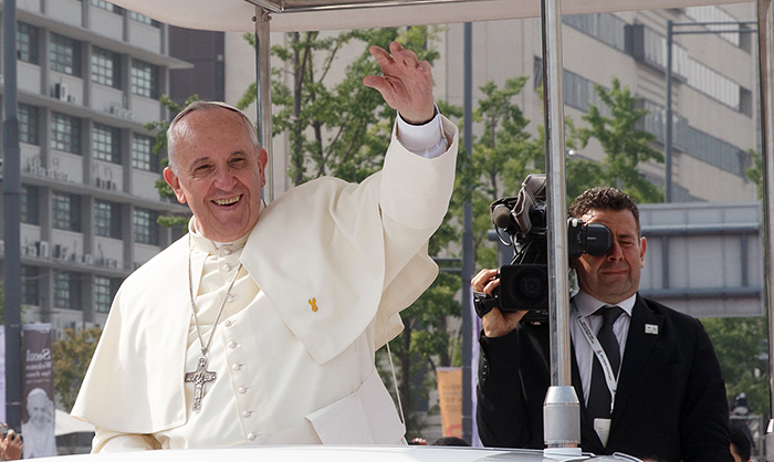 프란치스코 교황이 지난 2014년 8월 서울 광화문에서 열린 시복식에서 손을 흔들고 있다. 코리아넷 DB
