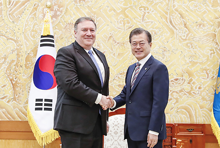 President Moon Jae-in and U.S. Secretary of State Mike Pompeo discuss measures to implement the agreement reached by North Korea and the U.S. in Singapore, at Cheong Wa Dae on June 14.