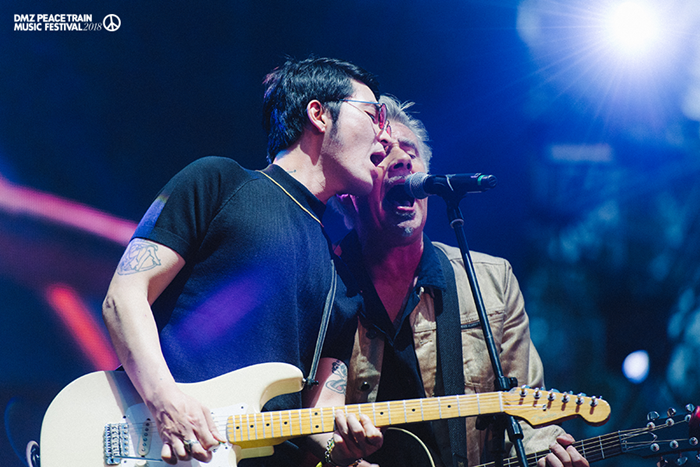 Glen Matlock (right) of the British band Sex Pistols and Korean guitarist Cha Seung-woo on June 24, 2018, perform together in the inaugural DMZ Peace Train Music Festival in Cheorwon-gun County, Gangwon-do Province. (DMZ Peace Train Festival Office)