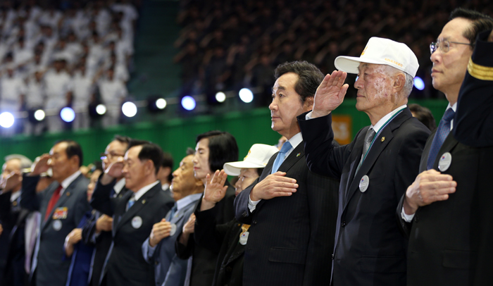Prime Minister Lee Nak-yon (third from right) and other participants pledge their allegiance to the nation during the 68th anniversary of the Korean War Commemoration Ceremony, at Jamsil Arena in Seoul on June 25.