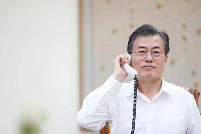 President Moon Jae-in talks to U.S. President Donald Trump over the phone on June 12 as Trump outlines the results of the Singapore summit. The two leaders discussed future cooperation on implementing the agreement reached at the Washington-Pyeongyang summit. (Cheong Wa Dae Facebook)