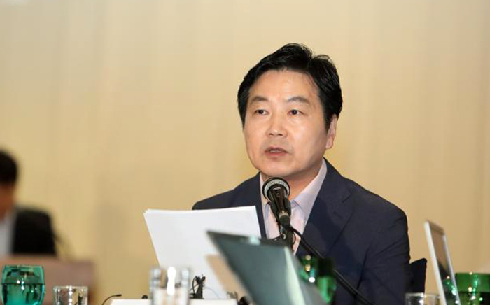 Minister of SMEs and Startups Hong Jonghaak outlines the ministry’s performance over the past year, at the Korea Federation of SMEs in Seoul on July 23. (Ministry of SMEs and Startups)
