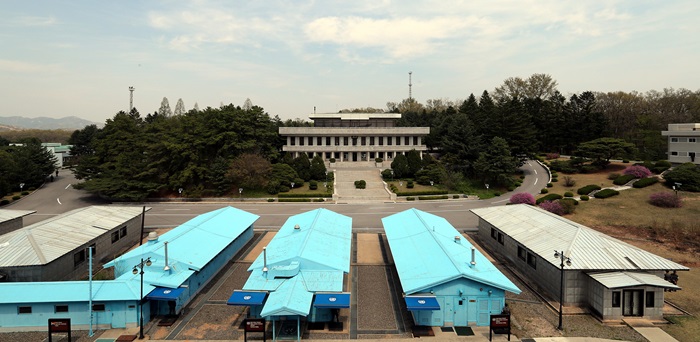 North Korea proposes holding inter-Korean high-level talks at the Thongil House on the northern side of the truce village of Panmunjom on Aug. 13. The photo shows Panmunjeom in April where the last inter-Korean summit took place. (Inter-Korean Summit Press Corps)