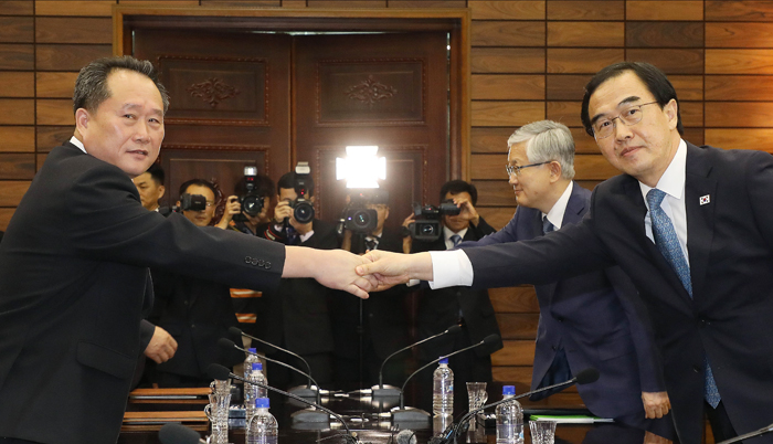 South Korea's Minister of Unification Cho Myoung-gyon (right) shake hands with his North Korean counterpart, Ri Son-gwon, after high-level talks on Aug. 13.