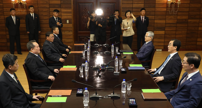 South Korea's Minister of Unification Cho Myoung-gyon (second from right) talks with his North Korean counterpart, Ri Son-gwon, at the Thongil House on the northern side of the truce village of Panmunjeom on Aug. 13.