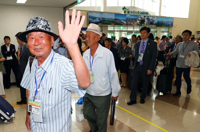 South Korean participants arrive at the South's CIQ (Customs, Immigration and Quarantine) for the 21st family reunion, just south of the DMZ in Goseong, South Korea, August 20. (Yonhap News)