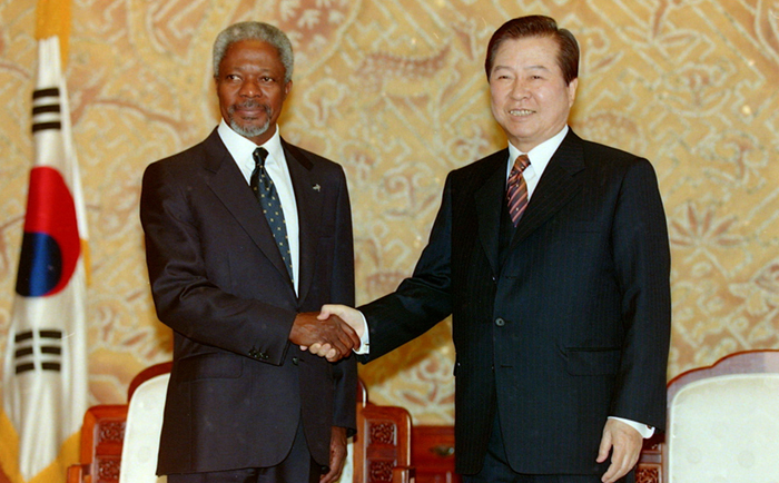 Former U.N. Secretary-General and Nobel Peace Laureate Kofi Annan passed away at the age of 80 on Aug. 18. The photo above shows the photo of Annan (left) shaking hands with the late former President Kim Dae-jung at Cheong Wa Dae in October 1998. (Yonhap News)