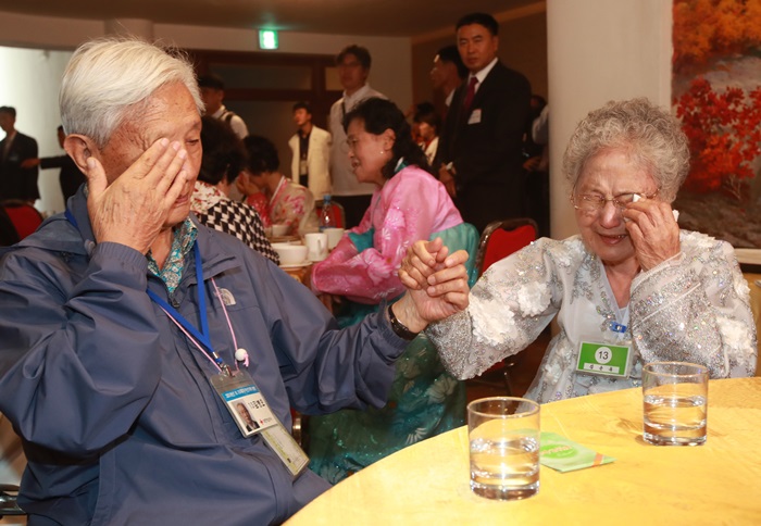South Korea's 88-year-old Kim Byung-oh sheds tears at the thought of parting with his North Korean sister Kim Sun-ok during the last farewell meeting of the 21st inter-Korean family reunions held at Mount Kumkang resort.