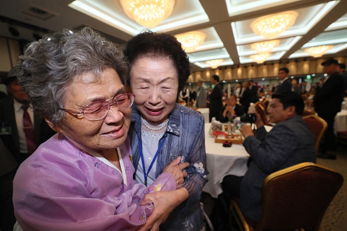 Ryang Cha Ok (left), the 82-year-old big sister from the North, bursts into tears with her 79-year-old little sister from the South, Yang Gye-ok, in her arms during the first meeting of the second round of the 21st series of inter-Korean family reunions held at the reception house at Geumgangsan Mountain in the North on Aug. 24. (Yonhap News)