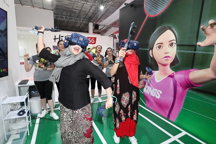Visitors to the Asian Games 2018 Jakarta-Palembang try out some virtual badminton during the opening ceremony of the Korea 5G Experience Center, in Jakarta on Aug. 15.