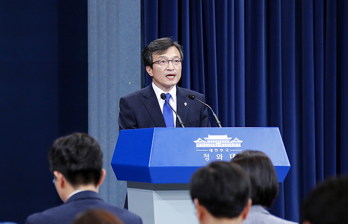 Cheong Wa Dae spokesperson Kim Eui-kyeom briefs the press at the Chunchugwan Press Center in Seoul in June. (Yonhap News)