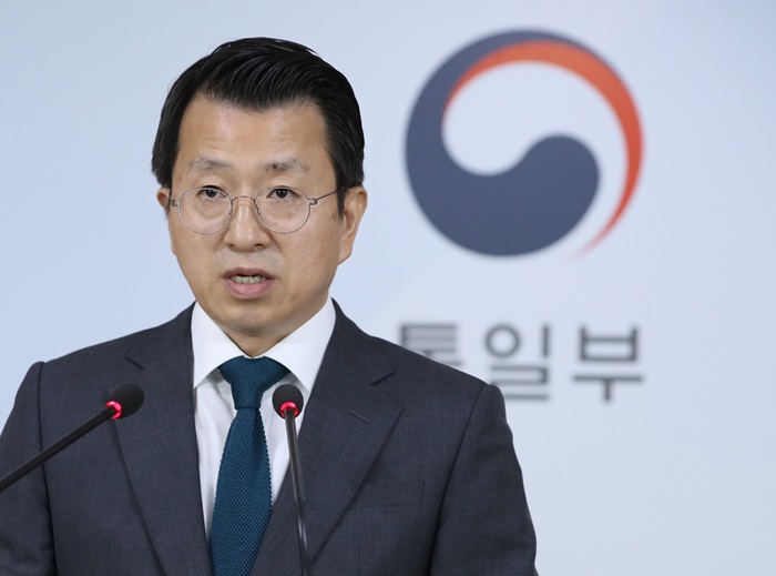Unification ministry spokesperson Baik Tae Hyun briefs the press about the opening schedule of the liaison office between South and North Korea, at the Government Complex Seoul on Sept. 12. (Yonhap News)