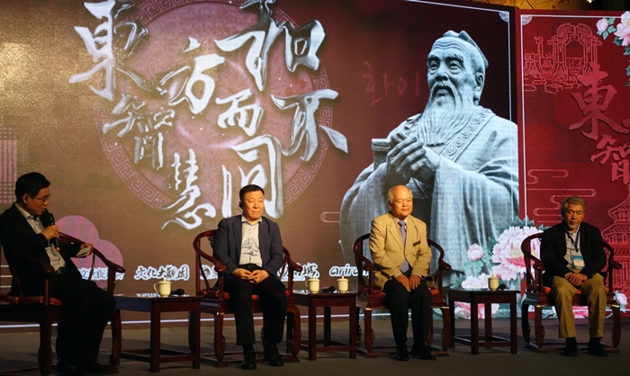 Major cultural figures from both Korea and China participate on panels at the Korea-China Cultural Exchange Forum held at the Taierzhuang Ancient Town, in Zaozhuang City, Shandong Province, China, on Sept. 13. From the left are Wang Luxiang, presenter on the Phoenix TV documentary 'Cultural Canvas,' Wang Shi, chairman of the Chinese Culture Promotion Society, Lee Kwangho, former professor in the Philosophy Department at Yonsei University, and Wang Shouchang, president of the Academy of Chinese Culture.
