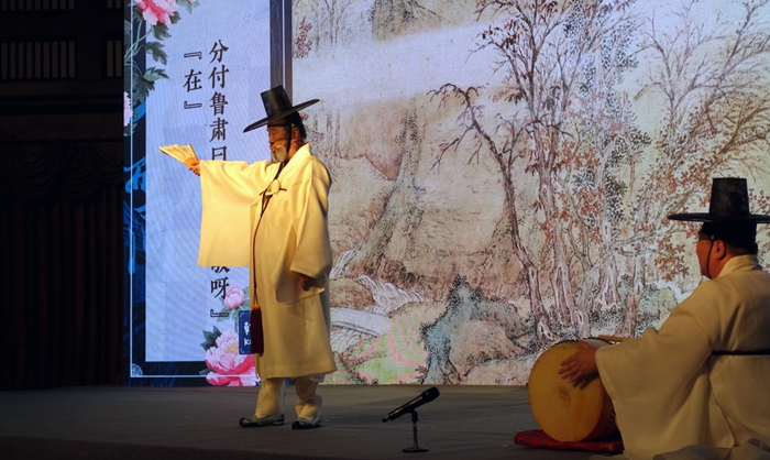 The <i>pansori</i> singer Song Sunseob (left) and drummer Park Geunyoung perform the song 'Heungbuga' during the Korea-China Cultural Exchange Forum in Shandong Province on Sept. 13.