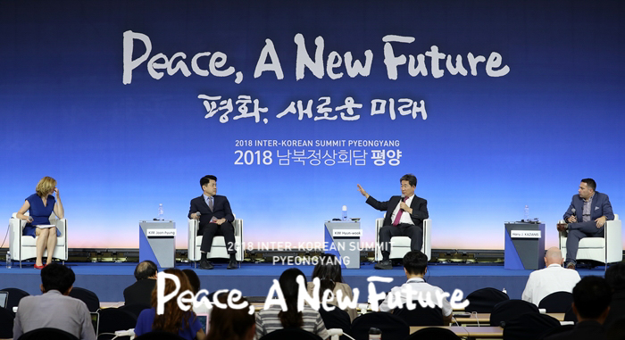 A panel discussion is underway under the theme of ‘A forecast for the 2018 Inter-Korean Summit: Process of implementing the Panmunjeom Declaration,’ in the main press center for the 2018 Inter-Korean Summit Pyeongyang at the Dongdaemun Design Plaza in Seoul on Sept. 17, just one day until the third inter-Korean summit begins. (Pyeongyang Press Corps)