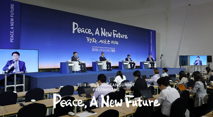 Experts talk about denuclearization on the Korean Peninsula and how to jump-start a virtuous circle of peace and co-prosperity during a panel discussion on Sept. 17 at the main press center in Seoul. (Pyeongyang Press Corps)