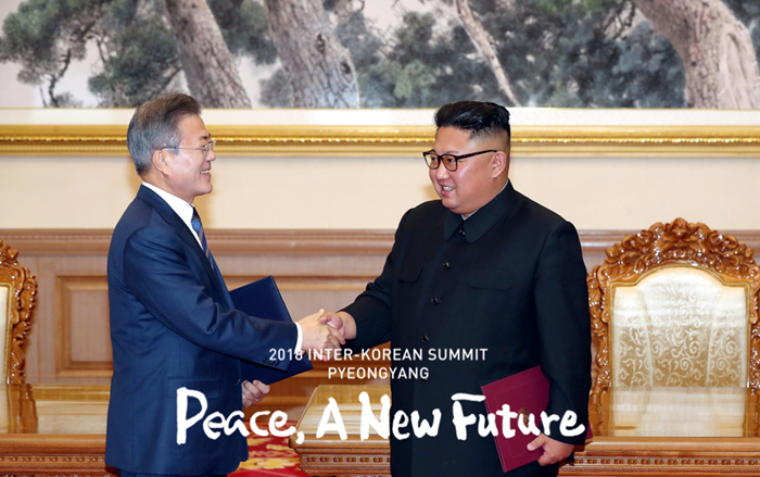 President Moon Jae-in (left) and North Korea's Chairman of the State Affairs Commission Kim Jong Un shake hands after they sign Pyeongyang Joint Declaration at Baekhwawon State Guesthouse on Sept. 19. (Pyeongyang Press Corps)