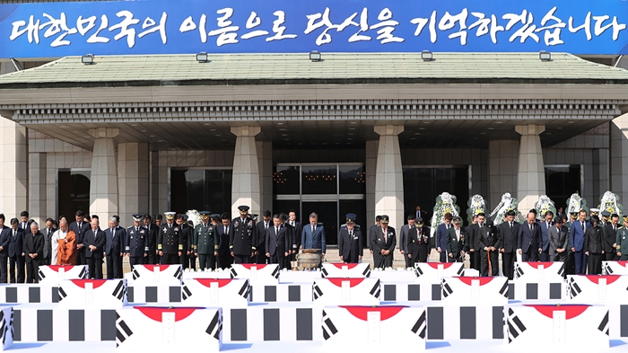 President Moon Jae-in and other authorities offer a silent tribute to the 64 fallen heroes that returned home at Seoul Airport in Seongnam, Gyeonggi-do Province on Oct. 1.