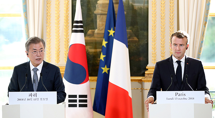 President Moon Jae-in (left) and French President Emmanuel Macron hold a joint press conference after the summit meeting at the Élysée Palace in Paris on Oct. 15.