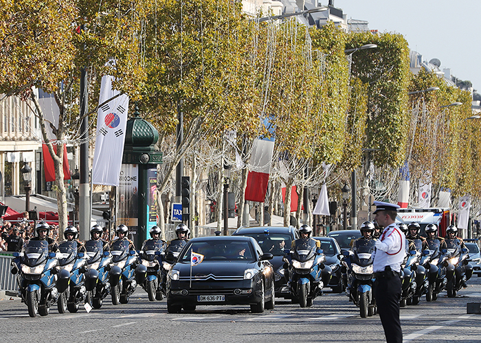 President Moon Jae-in heads to the Élysée Palace for the Korea-France summit after the official welcoming ceremony at the Arc de Triomphe in Paris on Oct. 15.