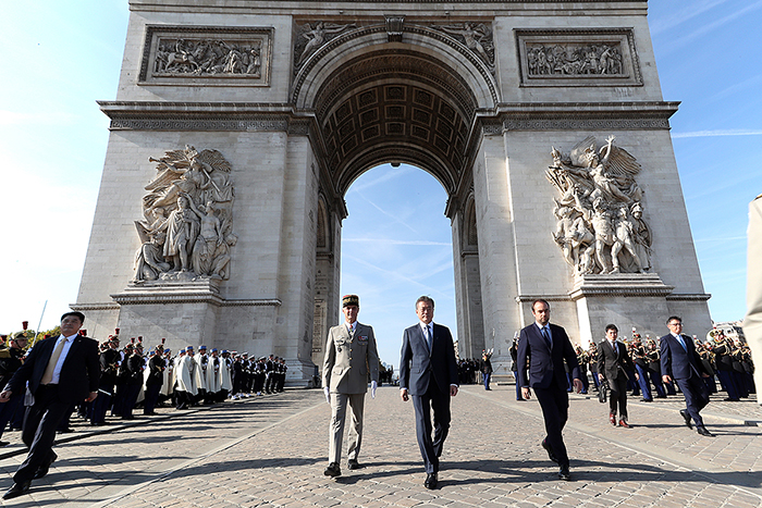 President Moon Jae-in leaves the Arc de Triomphe in Paris after the official welcoming ceremony on Oct. 15.
