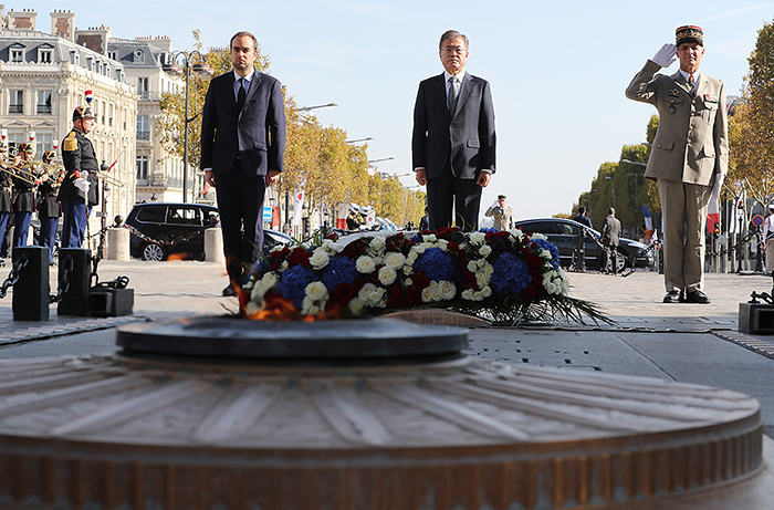 President Moon Jae-in (center) pays respect at the Tomb of the Unknown Soldiers at the Arc de Triomphe in Paris on Oct. 15.