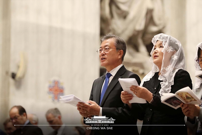 President Moon Jae-in (left) and first lady Kim Jung-sook, on an official visit to the Vatican, attend the Special Mass for Peace on the Korean Peninsula held at St. Peter’s Basilica on Oct. 17.