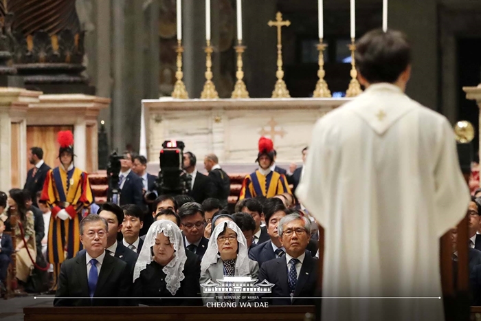 President Moon Jae-in (front row, left) and first lady Kim Jung-sook (front row, second from left) listen to the sermon during the Mass for Peace on the Korean Peninsula at St. Peter’s Basilica on Oct. 17.