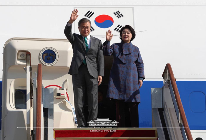 President Moon Jae-in and first lady Kim Jung-sook arrive at Seoul Airbase on Oct. 21 after finishing their nine-day European trip. (Cheong Wa Dae Facebook)