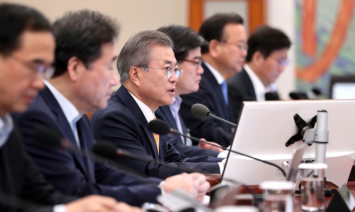 President Moon Jae-in speaks during the weekly Cabinet meeting at Cheong Wa Dae on Oct. 23 (Cheong Wa Dae)