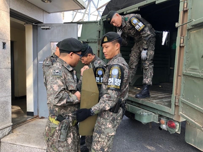 South Korean soldiers load defense equipment onto a truck in order to empty the guard post inside the joint security area (JSA) of Panmunjeom truce village on Oct. 25. Ministry of National Defense.