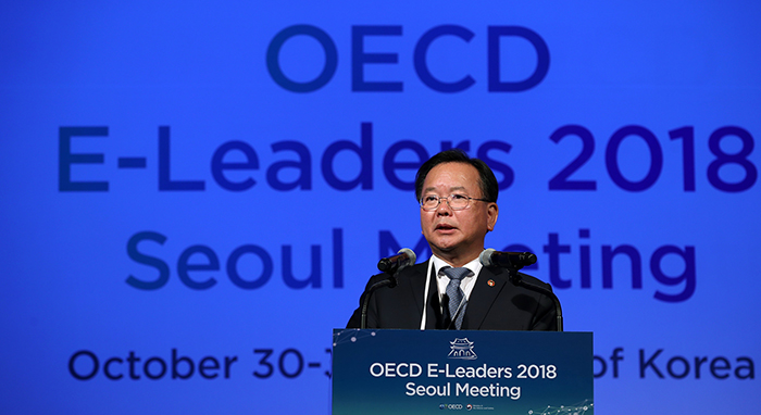 Minister of the Interior and Safety Kim Boo Kyum emphasizes the importance of digital transformation by actively applying new technologies to the public sector at the opening ceremony of the OECD E-Leaders 2018 Seoul Meeting at the Westin Chosun Hotel, Seoul, on Oct. 30.
