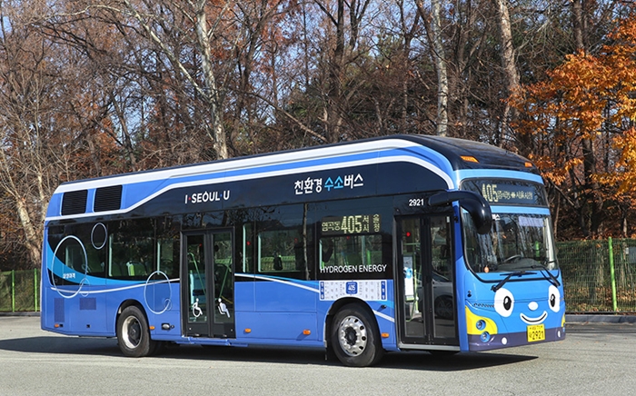 A hydrogen-powered city bus makes its debut on its first day of pilot operation in Seoul on Nov. 21. (Hyundai Corporation)