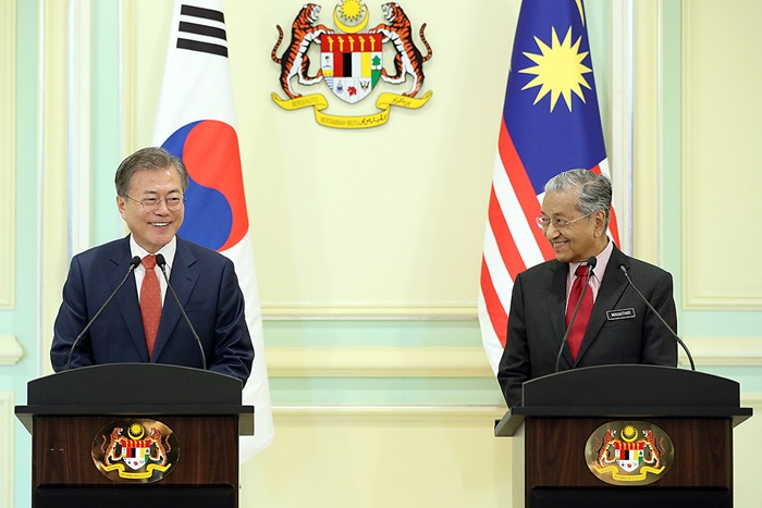 문재인 대통령(왼쪽)과 마하티르 모하마드 총리가 13일(현지시간) 푸트라자야 총리실에서 한-말레이시아 공동언론발표를 하던 중 환히 웃고 있다.