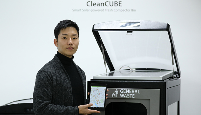 Ecube Labs CEO Sean Gwon on Dec. 14 presents his company’s products -- the monitoring solution Clean City Networks and the solar-powered trash compactor CleanCube -- at his office in Seoul’s Guro-gu District.
