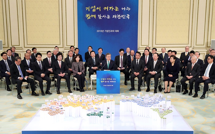 President Moon Jae-in on Jan. 15 delivers an opening speech at his meeting with business leaders at the Yeongbingwan Guest House of Cheong Wa Dae. The inscription on the wall behind him reads "A nation where business grows, Korea to become a country where everyone can prosper." (Cheong Wa Dae)