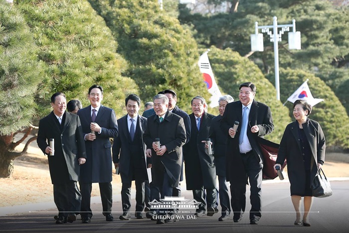 President Moon Jae-in and the heads of nine major corporations on Jan. 15 take a walk around Cheong Wa Dae. (Cheong Wa Dae Facebook)