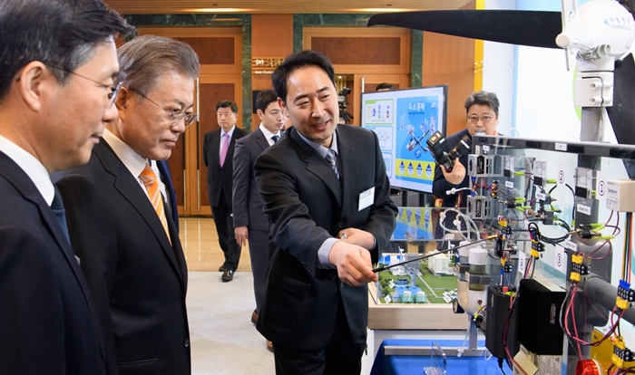 President Moon Jae-in (second from left) on Jan. 17 looks at the booth of a hydrogen fuel car at Ulsan City Hall ahead of the announcement of the administration’s pro-hydrogen economy policy. (Hyoja-dong Studio)