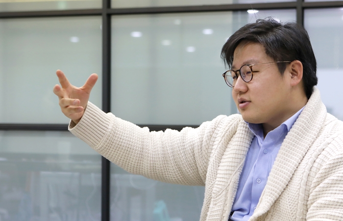 서범석 루닛 대표가 지난해 12월 28일 서울 역삼구 루닛 본사에서 인공지능(AI)을 이용한 의료진단 소프트웨어를 설명하고 있다. 김순주 기자 photosun@korea.kr