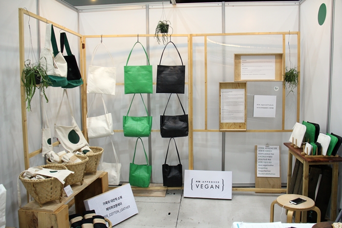 In addition to vegan food, the inaugural Vegan Festa (Jan. 25-27) featured vegan fashion and beauty and consumer goods at aT Center in Seoul. Pictured here are handbags made from Hanji (traditional Korean paper) by the vegan fashion company Little Farmers.