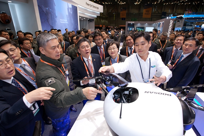 Drone Show Korea 2019 opened on Jan. 24 at the Busan Exhibition and Convention Center (BEXCO). First Vice Minister of Science and ICT Mun Mi-ock (third from left) and Vice Minister Cheong Seung-il join visitors in listening to an explanation about the power pack, or a fuel cell battery used in drones, produced by Doosan Mobility Innovation. (Ministry of Science and ICT)
