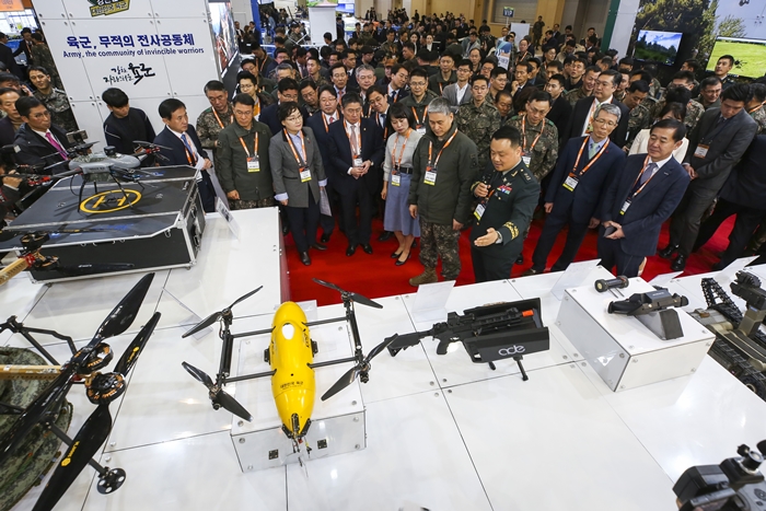 Participants at the Drone Show Korea 2019’s opening ceremony on Jan. 24 look at various drones on display at the booth of the Republic of Korea Army. (BEXCO)