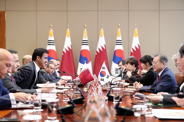 President Moon Jae-in (right) on Jan. 28 holds his first summit of the year with Qatari leader Sheikh Tamim ben Hamad Al Thani (third from left) at Cheong Wa Dae.