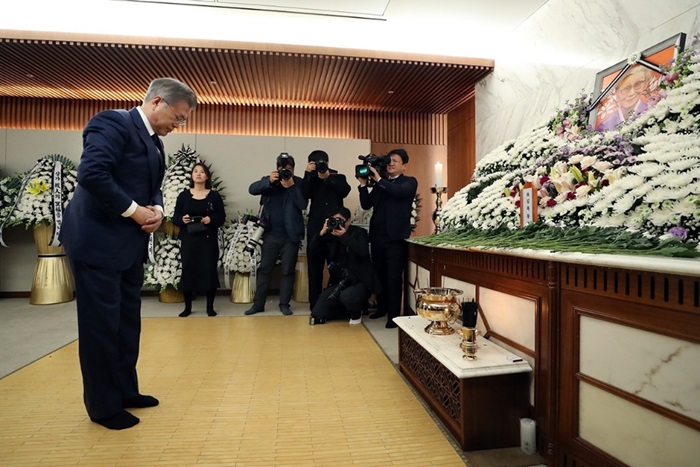 President Moon Jae-in on Jan. 29 pays his final respects to the late Kim Bok-dong at Yonsei University’s Severance Hospital in Seoul. (Cheong Wa Dae)