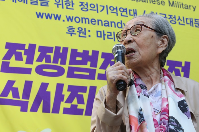 Kim Bok-dong on Oct. 3, 2018, blasts Japan for trying to have a naval vessel hoisting the “rising sun” flag used by the Japanese military during World War II during a naval review on Jeju Island in a rally at the front of the former site of the Japanese Embassy in Seoul. (Yonhap News)