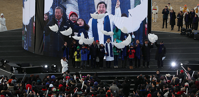 이낙연 국무총리를 포함한 주요 참석자들이 9일 강원도 평창군 올림픽스타디움에서 열린 ‘2018 평창 동계 올림픽’ 1주년 기념식에서 ‘평화 비둘기 풍선’을 날리고 있다.