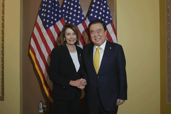 Visiting National Assembly Speaker Moon Hee-sang on Feb. 12 takes a picture with his American counterpart Nancy Pelosi on Capitol Hill in Washington.