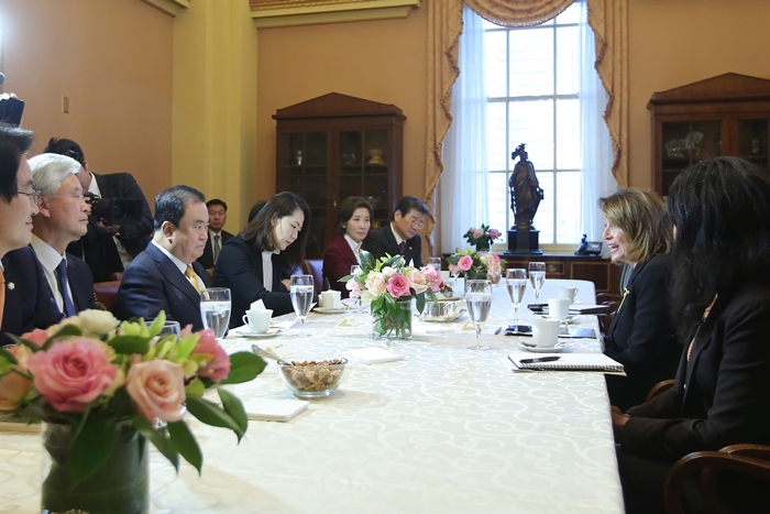 National Assembly Speaker Moon Hee-sang (second from the left) on Feb. 12 holds talks on bilateral issues with U.S. House Speaker Nancy Pelosi on Capitol Hill in Washington.