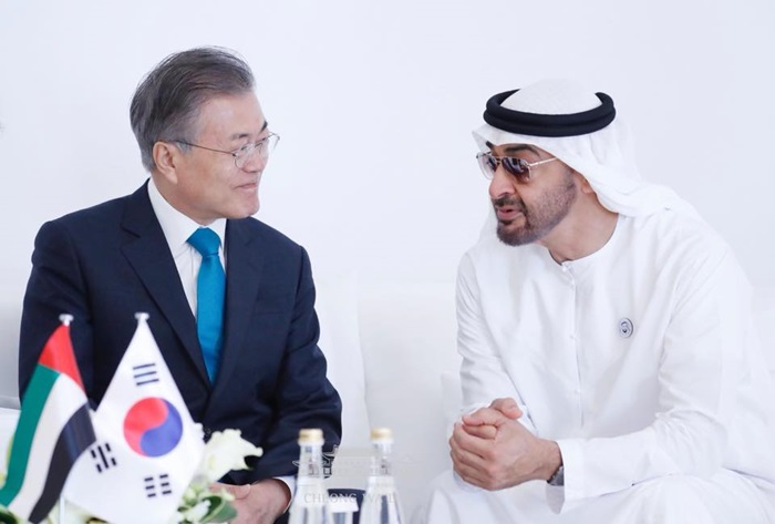President Moon Jae-in (left) and Crown Prince of Abu Dhabi Mohammed bin Zayed Al-Nahyan in March 2018 hold talks during President Moon’s official visit to the United Arab Emirates (UAE). (President Moon Jae-in’s Facebook account)